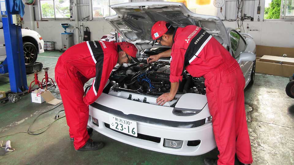 車検・板金・修理・点検の様子