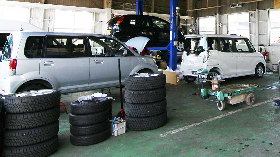 車検・板金・修理・点検の様子