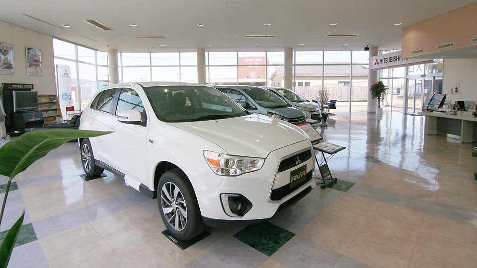五泉三菱自動車販売ショールーム内観